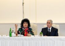 Azerbaijani president, first lady meet culture, art figures (PHOTO)