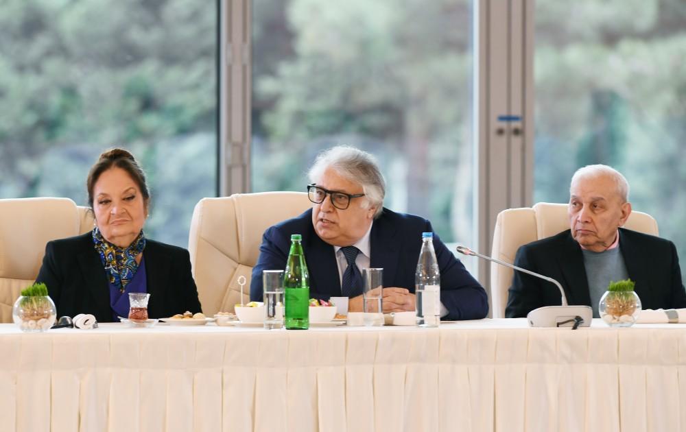 Azerbaijani president, first lady meet culture, art figures (PHOTO)