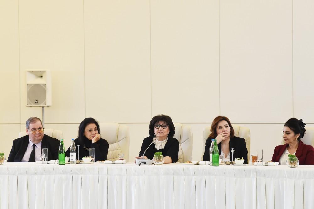 Azerbaijani president, first lady meet culture, art figures (PHOTO)