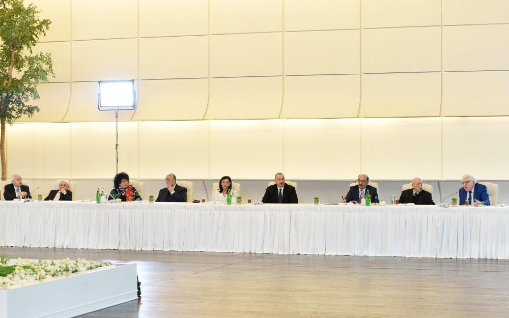 Azerbaijani president, first lady meet culture, art figures (PHOTO)