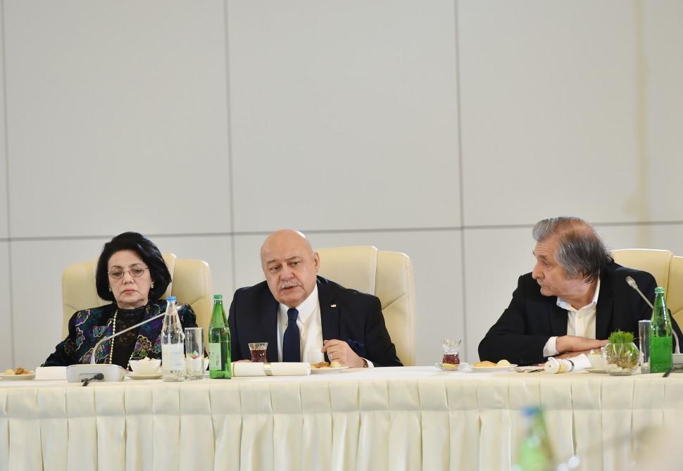 Azerbaijani president, first lady meet culture, art figures (PHOTO)