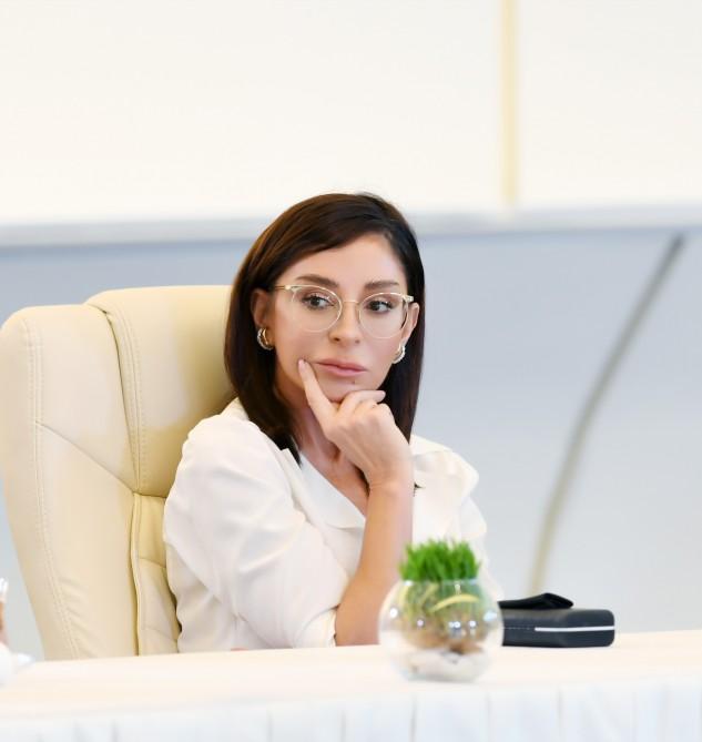 Azerbaijani president, first lady meet culture, art figures (PHOTO)