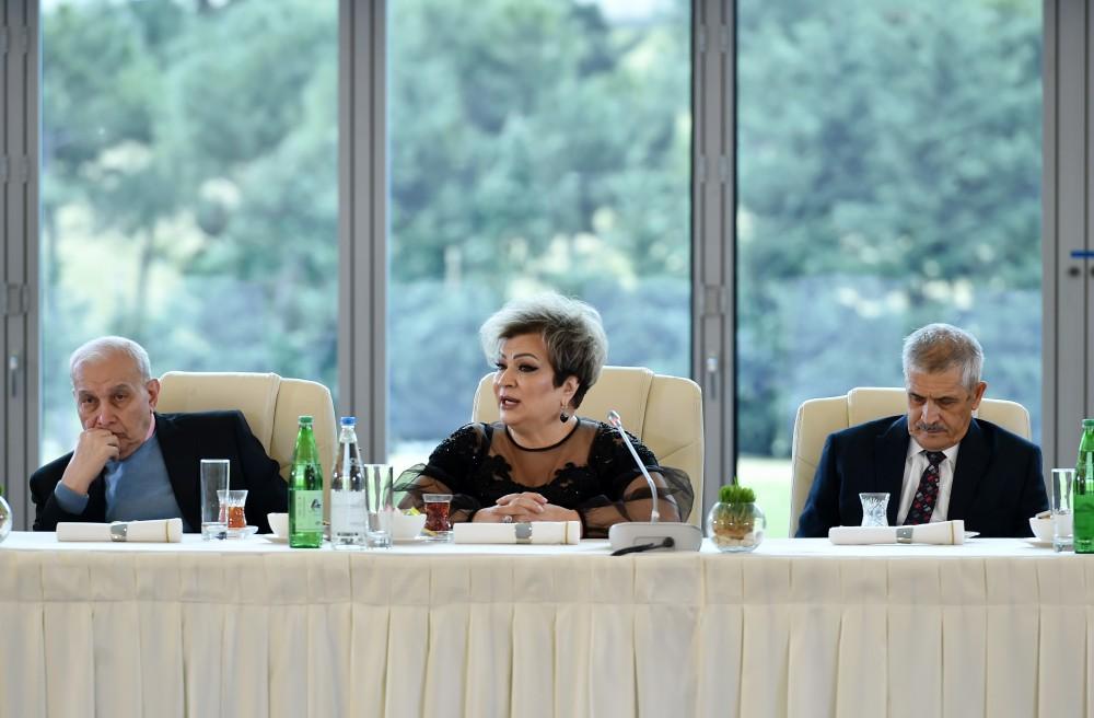 Azerbaijani president, first lady meet culture, art figures (PHOTO)