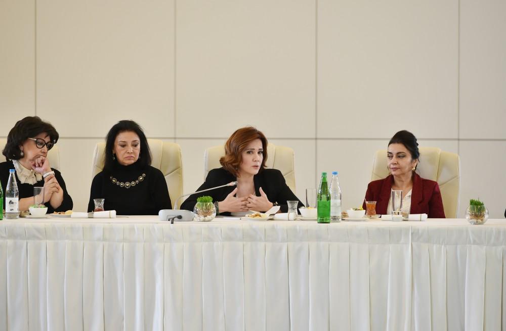 Azerbaijani president, first lady meet culture, art figures (PHOTO)