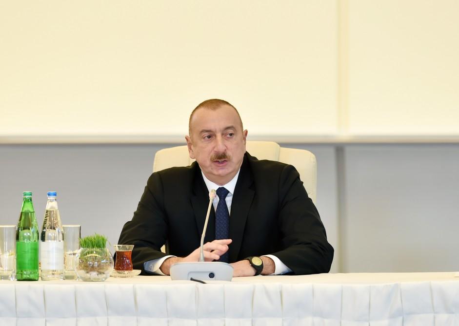 Azerbaijani president, first lady meet culture, art figures (PHOTO)