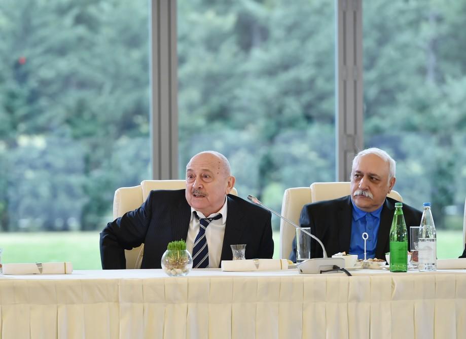 Azerbaijani president, first lady meet culture, art figures (PHOTO)