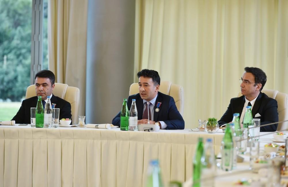 Azerbaijani president, first lady meet culture, art figures (PHOTO)