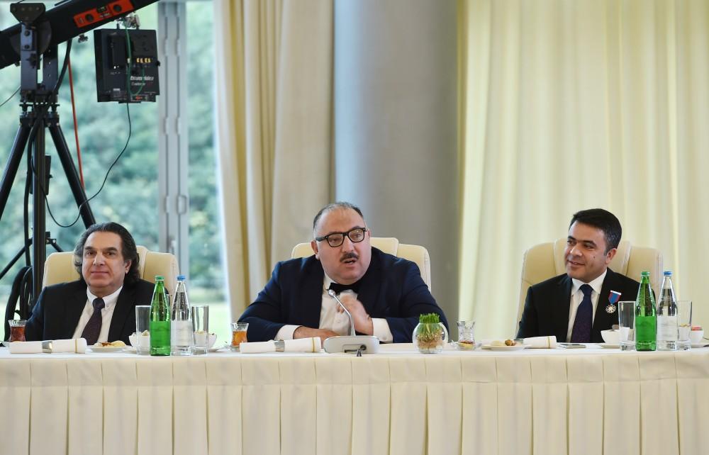 Azerbaijani president, first lady meet culture, art figures (PHOTO)