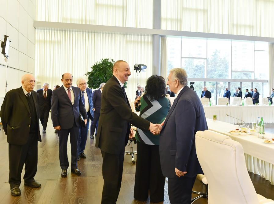 Azerbaijani president, first lady meet culture, art figures (PHOTO)
