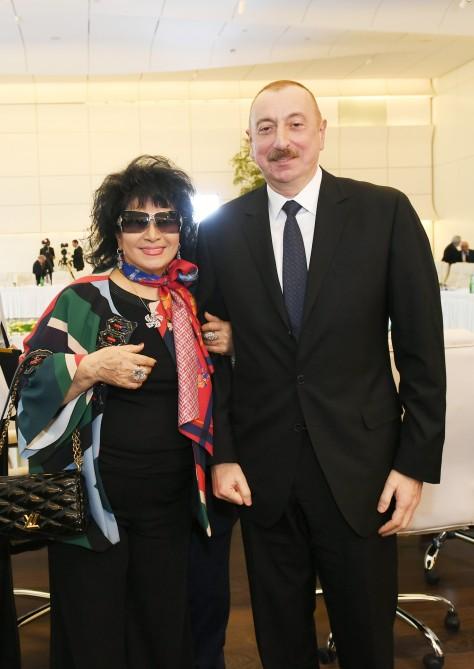 Azerbaijani president, first lady meet culture, art figures (PHOTO)
