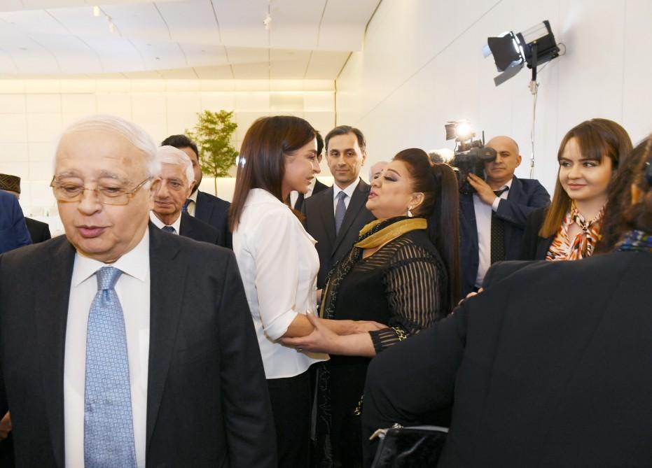 Azerbaijani president, first lady meet culture, art figures (PHOTO)