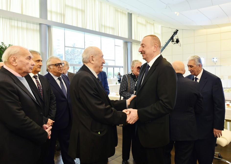 Azerbaijani president, first lady meet culture, art figures (PHOTO)