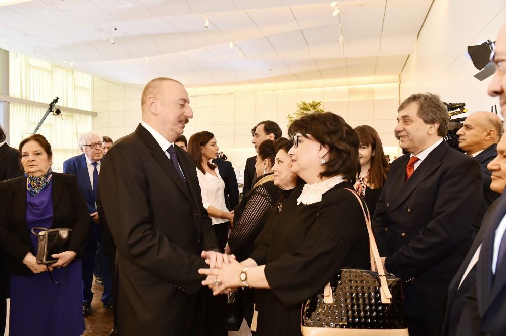 Azerbaijani president, first lady meet culture, art figures (PHOTO)