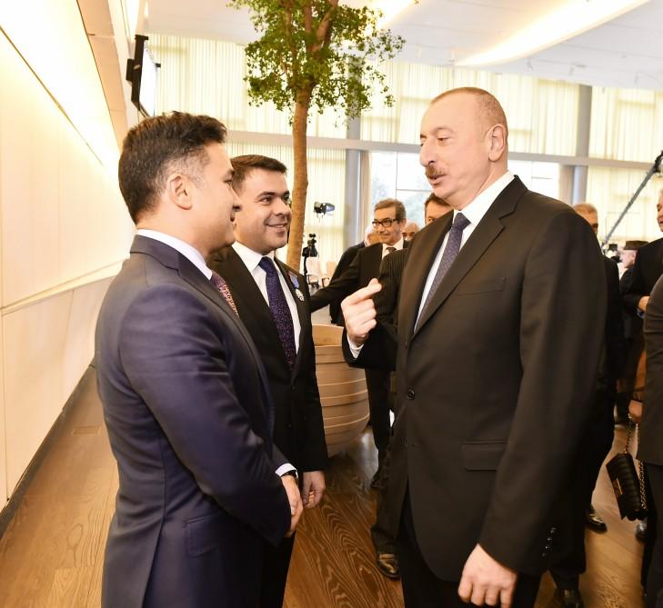 Azerbaijani president, first lady meet culture, art figures (PHOTO)