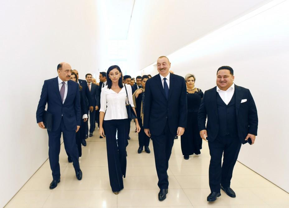 Azerbaijani president, first lady meet culture, art figures (PHOTO)