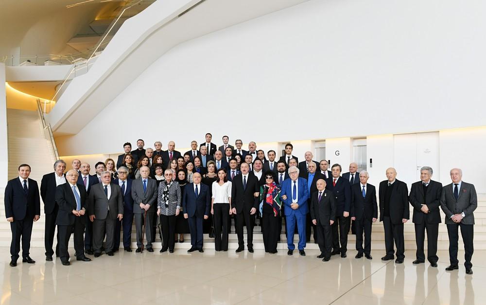 Azerbaijani president, first lady meet culture, art figures (PHOTO)