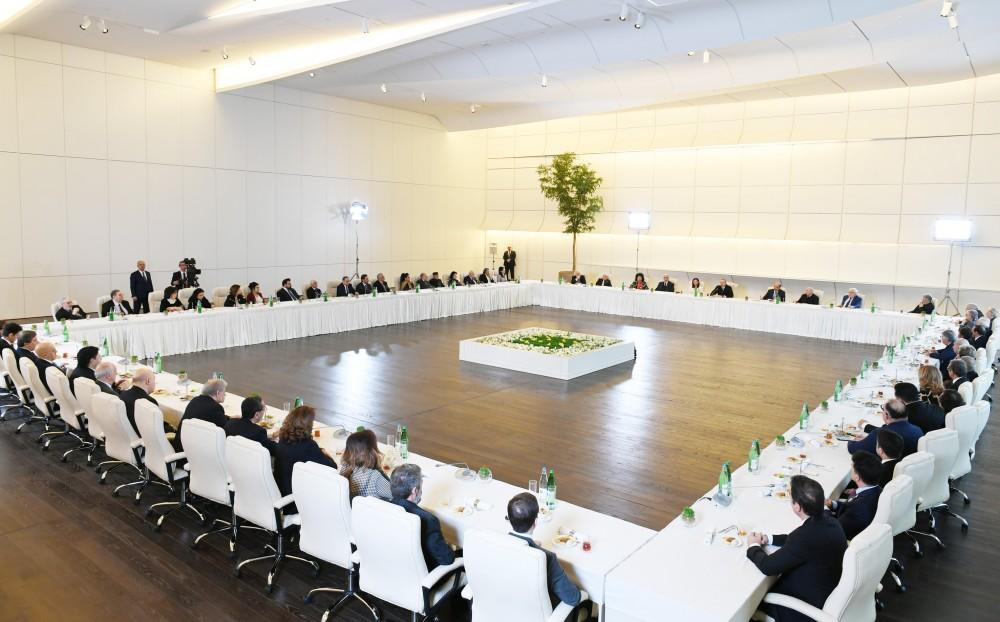 Azerbaijani president, first lady meet culture, art figures (PHOTO)