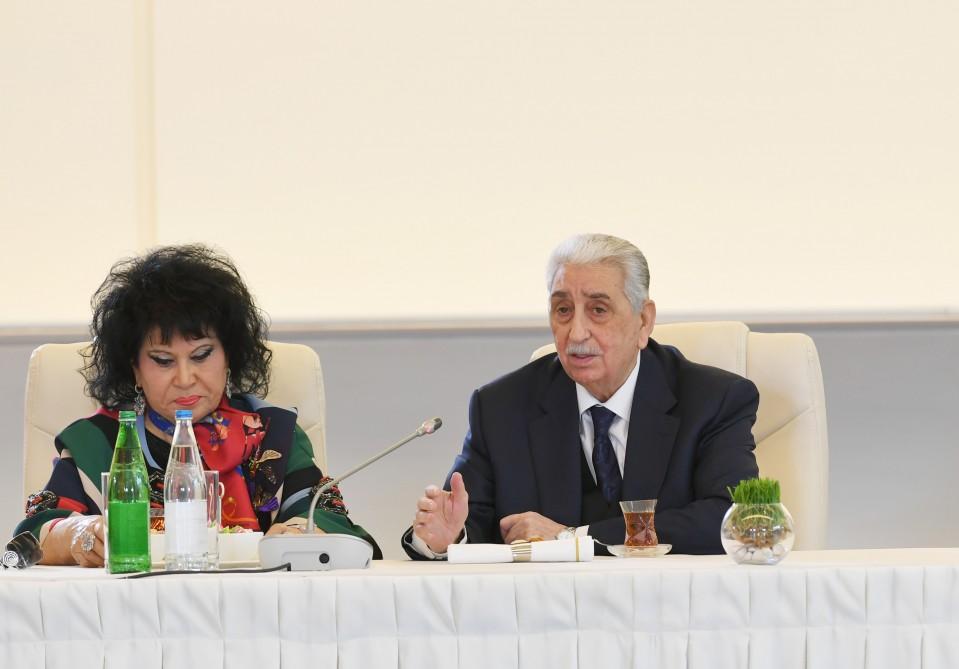 Azerbaijani president, first lady meet culture, art figures (PHOTO)