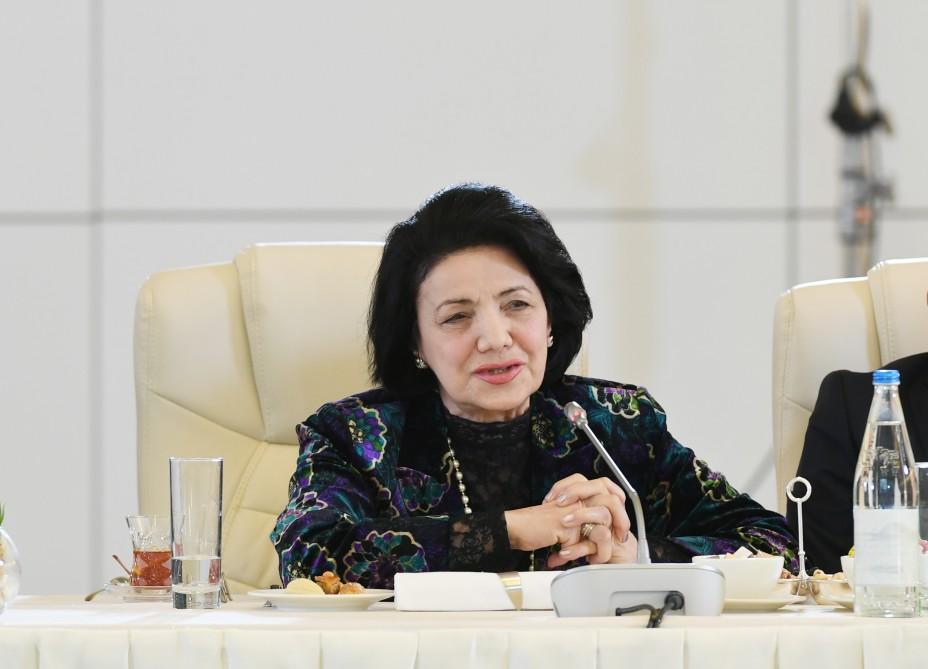 Azerbaijani president, first lady meet culture, art figures (PHOTO)