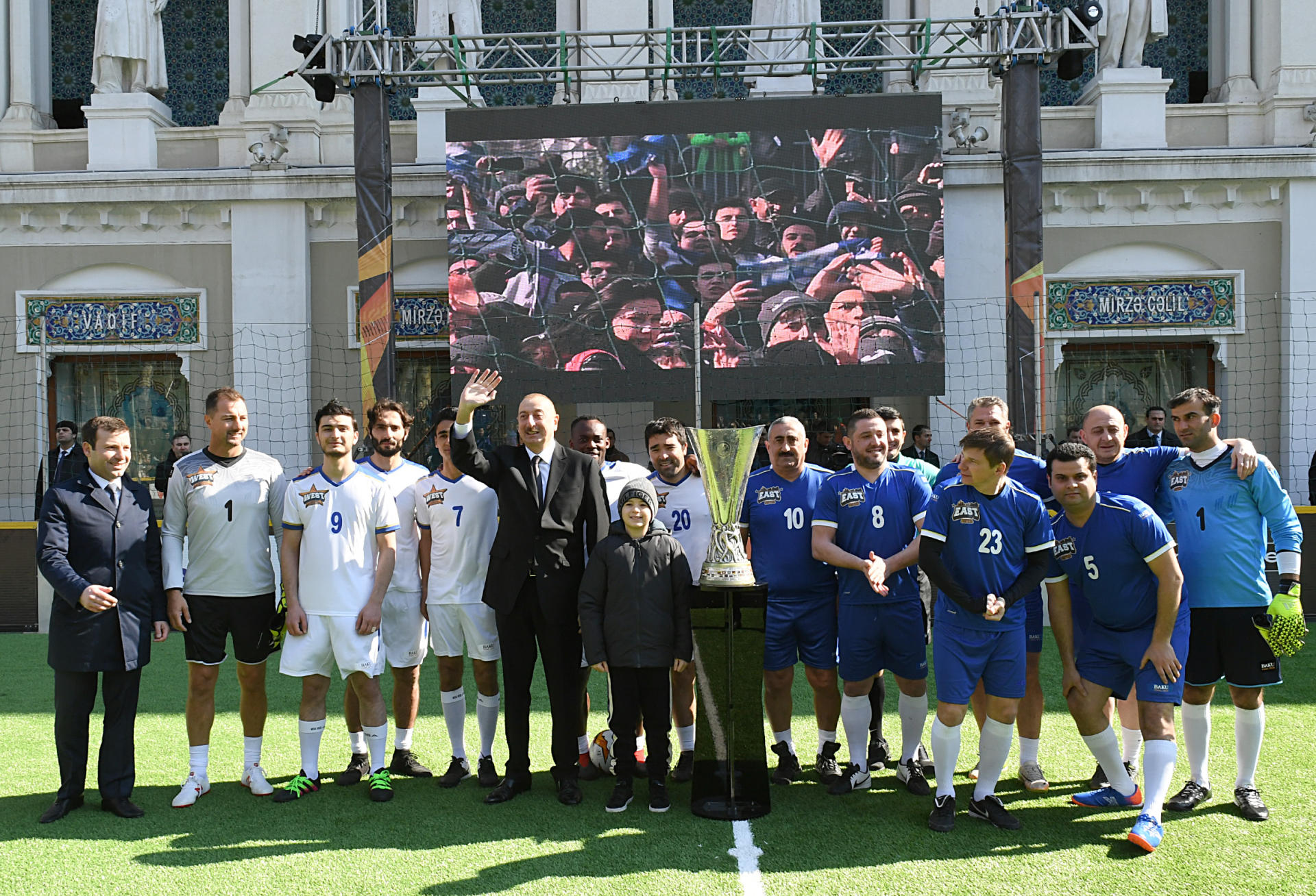 Azerbaijani president watches "Baku 2019: Stars Final" (PHOTO)