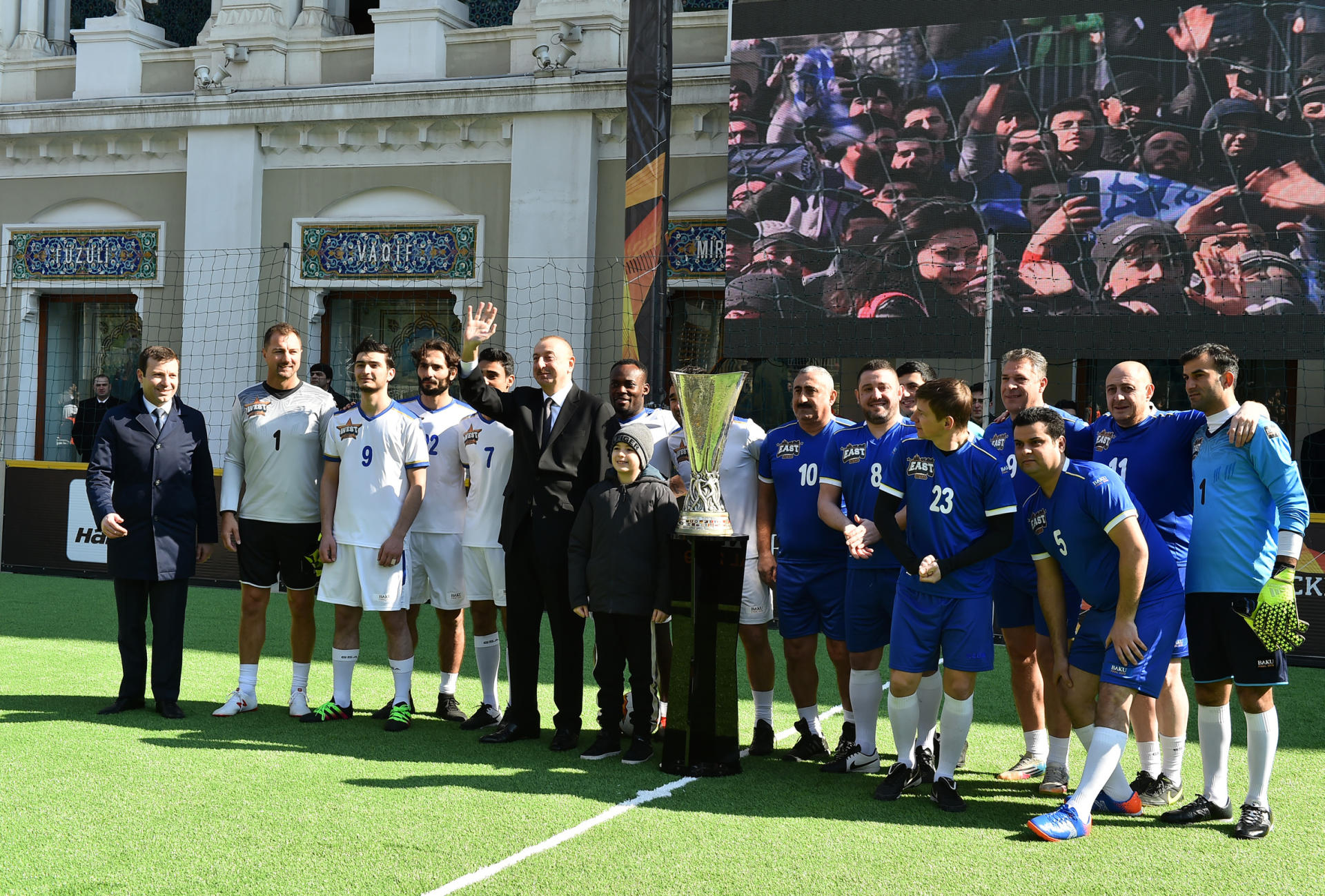 Azerbaijani president watches "Baku 2019: Stars Final" (PHOTO)