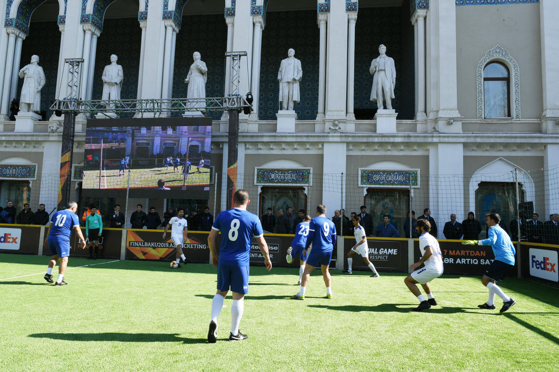Azerbaijani president watches "Baku 2019: Stars Final" (PHOTO)
