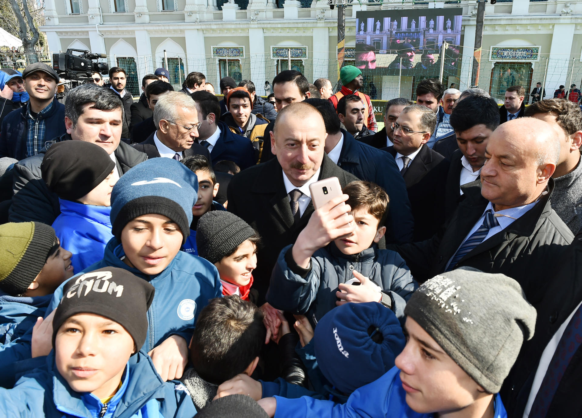Azerbaijani president watches "Baku 2019: Stars Final" (PHOTO)