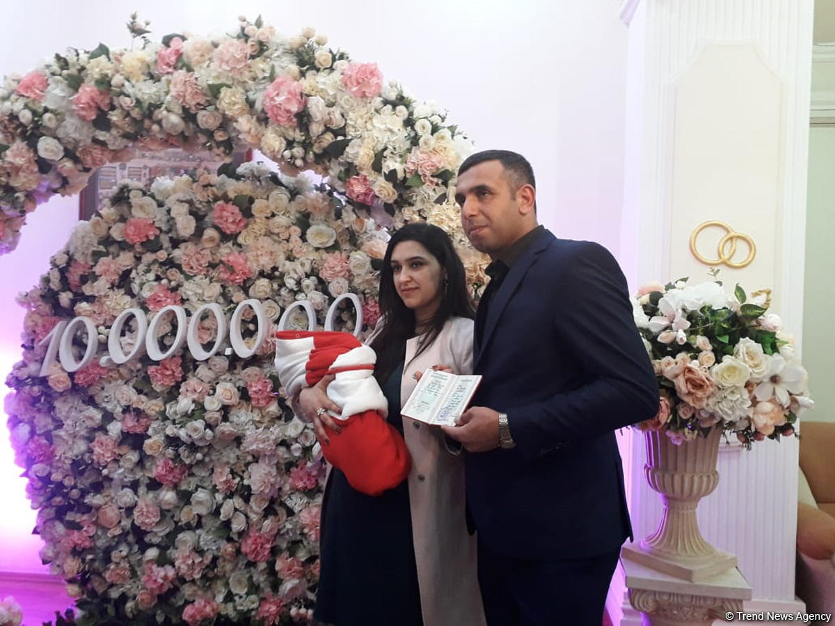 Birth certificate presented to parents of Azerbaijan’s 10 millionth citizen (PHOTO)