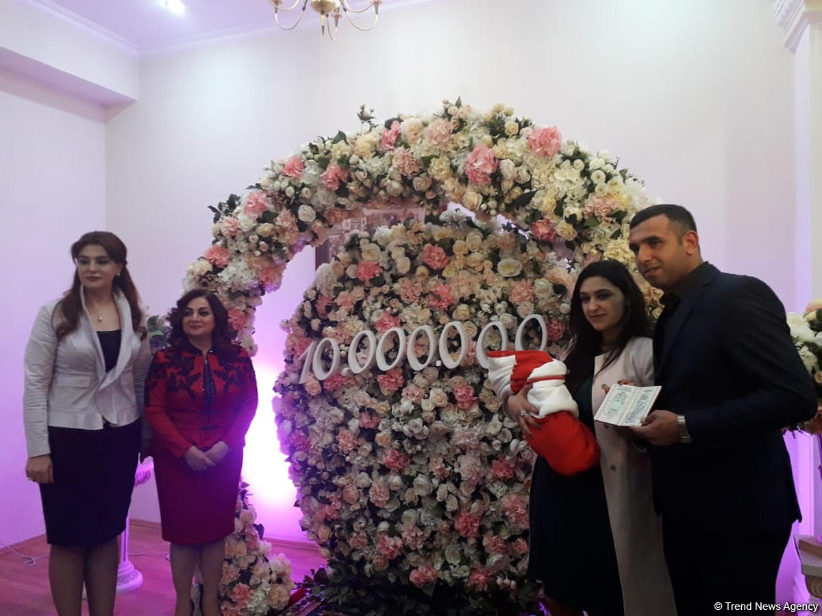 Birth certificate presented to parents of Azerbaijan’s 10 millionth citizen (PHOTO)