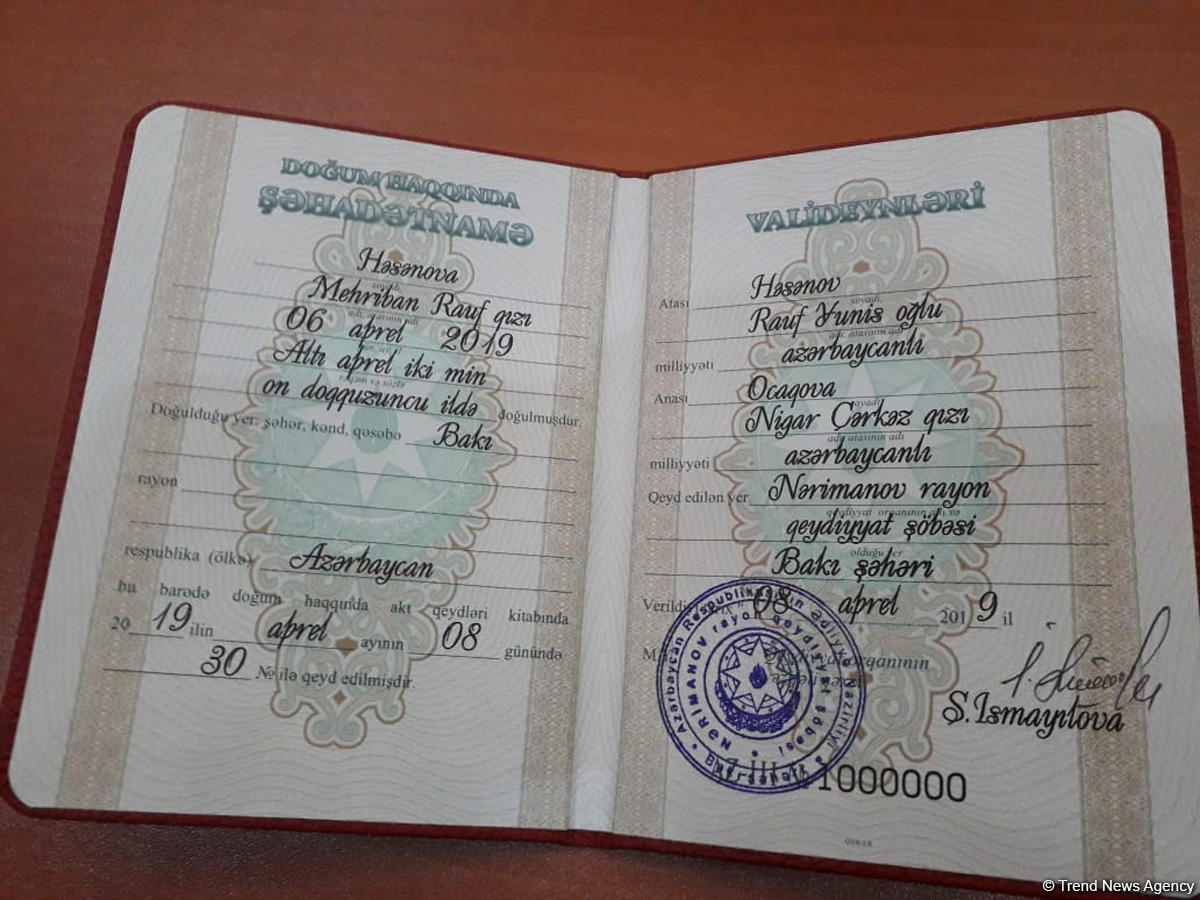 Birth certificate presented to parents of Azerbaijan’s 10 millionth citizen (PHOTO)