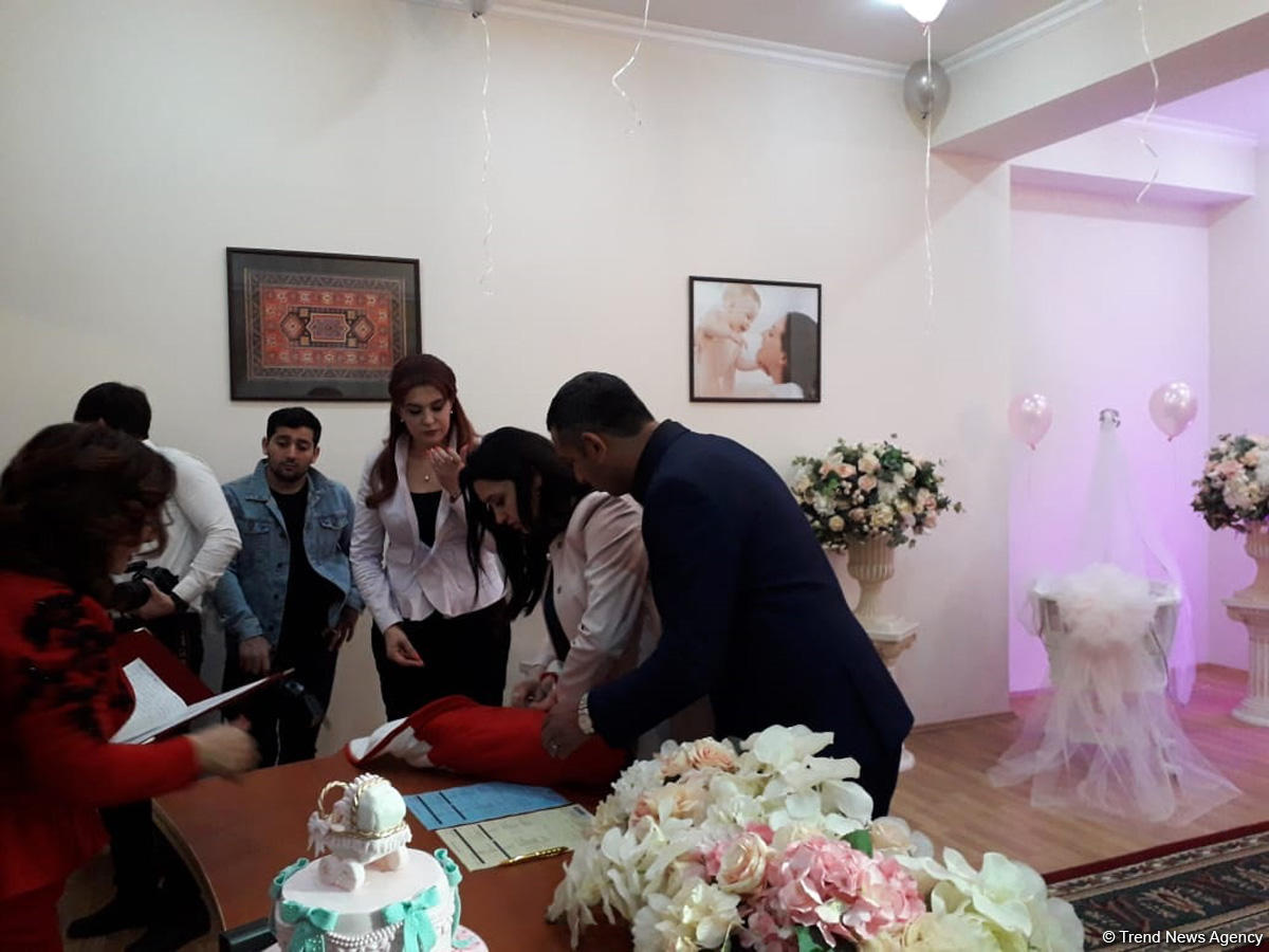 Birth certificate presented to parents of Azerbaijan’s 10 millionth citizen (PHOTO)