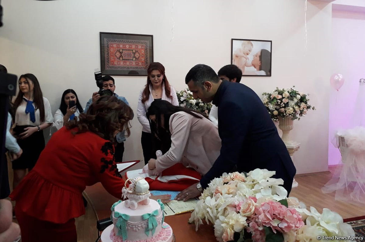 Birth certificate presented to parents of Azerbaijan’s 10 millionth citizen (PHOTO)