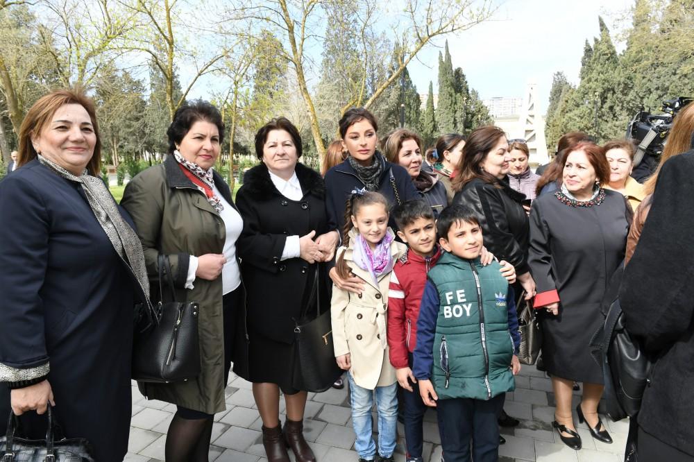 Azerbaijani president, First lady view conditions created at reconstructed Neftchilar park in Baku (PHOTO)