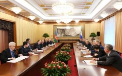 Azerbaijani president meets with Russian counterpart in Beijing (PHOTO)