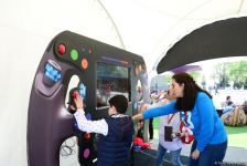 Fans of Formula 1 SOCAR Azerbaijan Grand Prix at Baku Boulevard (PHOTO)