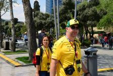 Fans of Formula 1 SOCAR Azerbaijan Grand Prix at Baku Boulevard (PHOTO)
