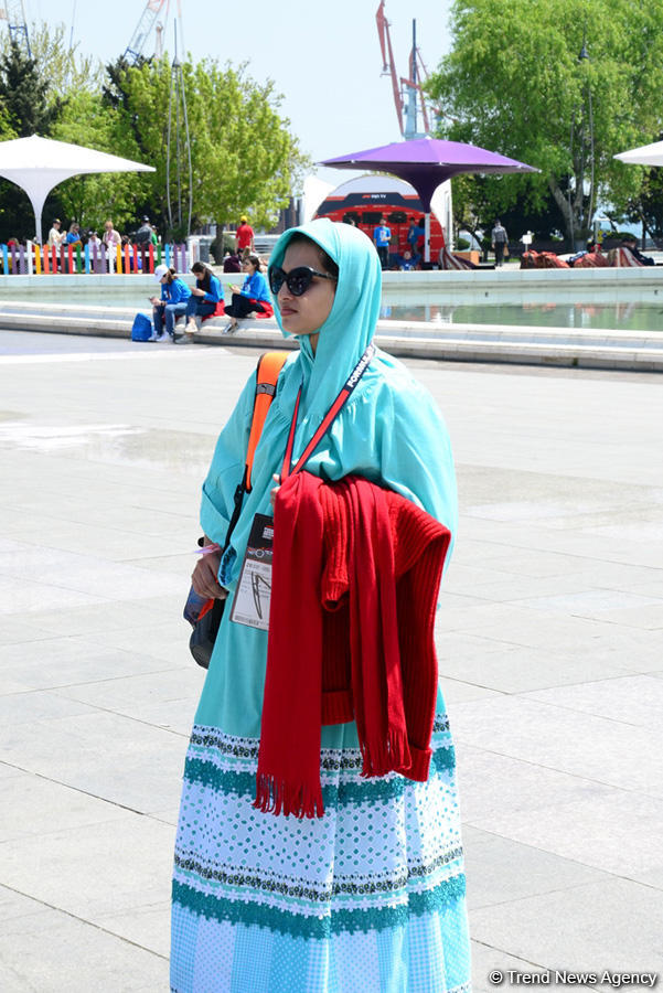 Fans of Formula 1 SOCAR Azerbaijan Grand Prix at Baku Boulevard (PHOTO)