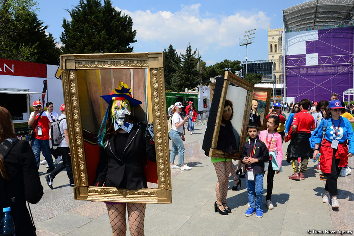Fans of Formula 1 SOCAR Azerbaijan Grand Prix at Baku Boulevard (PHOTO)