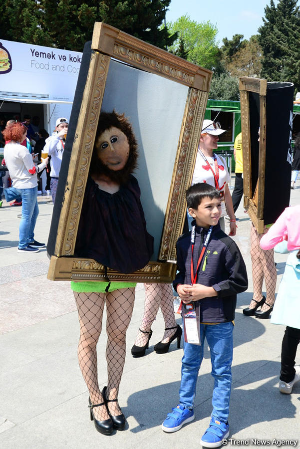Fans of Formula 1 SOCAR Azerbaijan Grand Prix at Baku Boulevard (PHOTO)