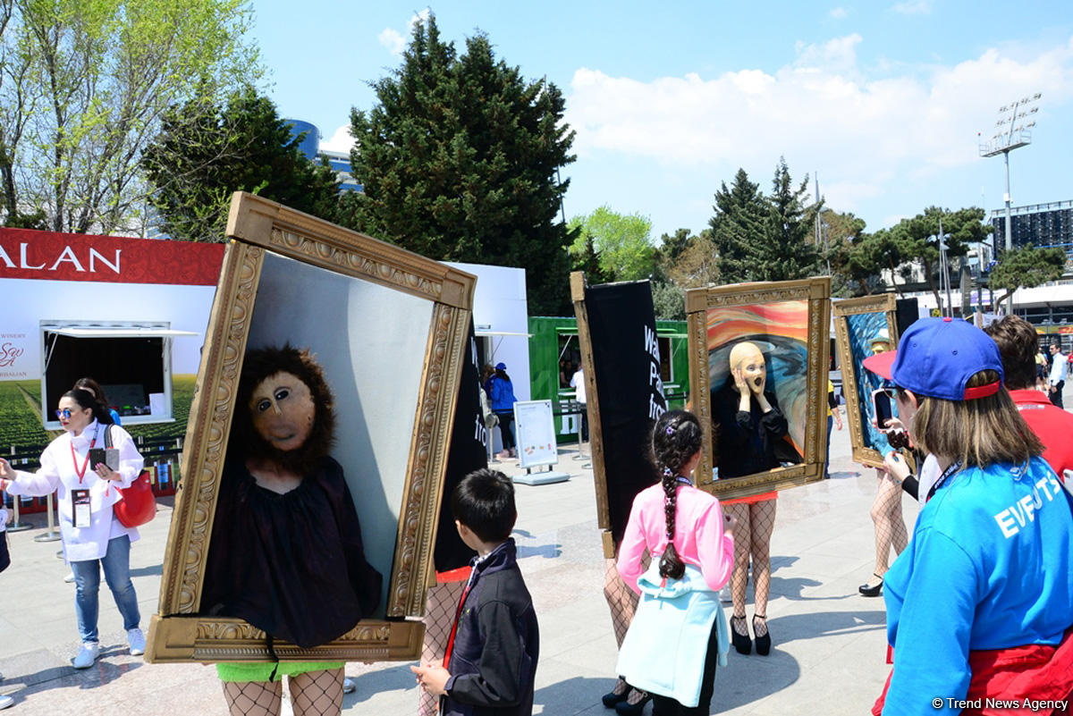 Fans of Formula 1 SOCAR Azerbaijan Grand Prix at Baku Boulevard (PHOTO)