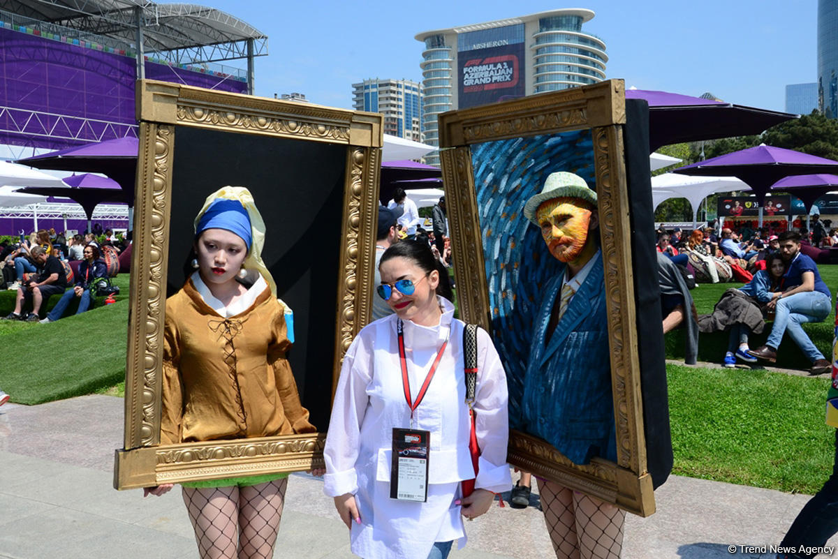 Fans of Formula 1 SOCAR Azerbaijan Grand Prix at Baku Boulevard (PHOTO)
