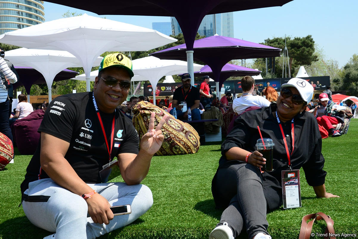 Fans of Formula 1 SOCAR Azerbaijan Grand Prix at Baku Boulevard (PHOTO)