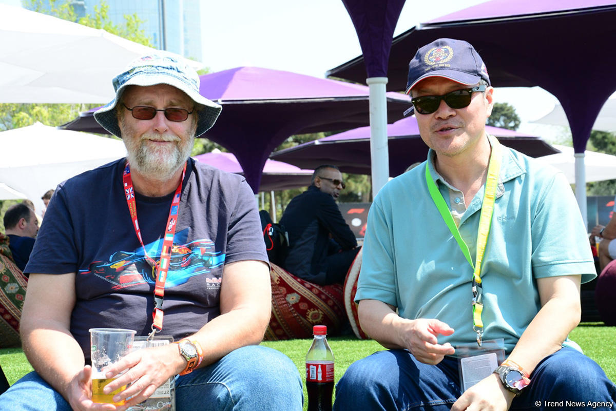 Fans of Formula 1 SOCAR Azerbaijan Grand Prix at Baku Boulevard (PHOTO)