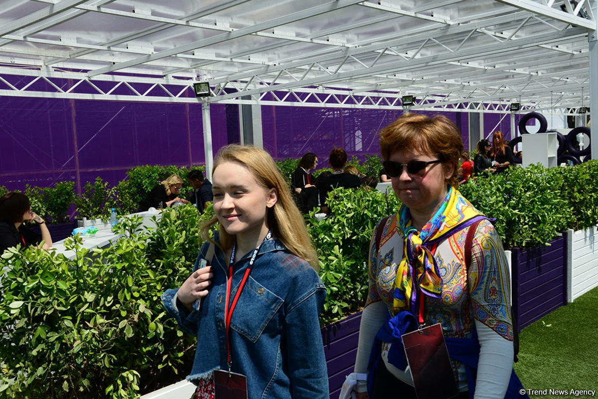 Fans of Formula 1 SOCAR Azerbaijan Grand Prix at Baku Boulevard (PHOTO)