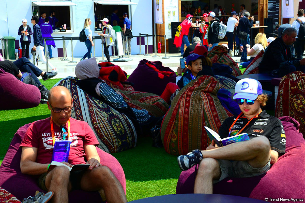 Fans of Formula 1 SOCAR Azerbaijan Grand Prix at Baku Boulevard (PHOTO)