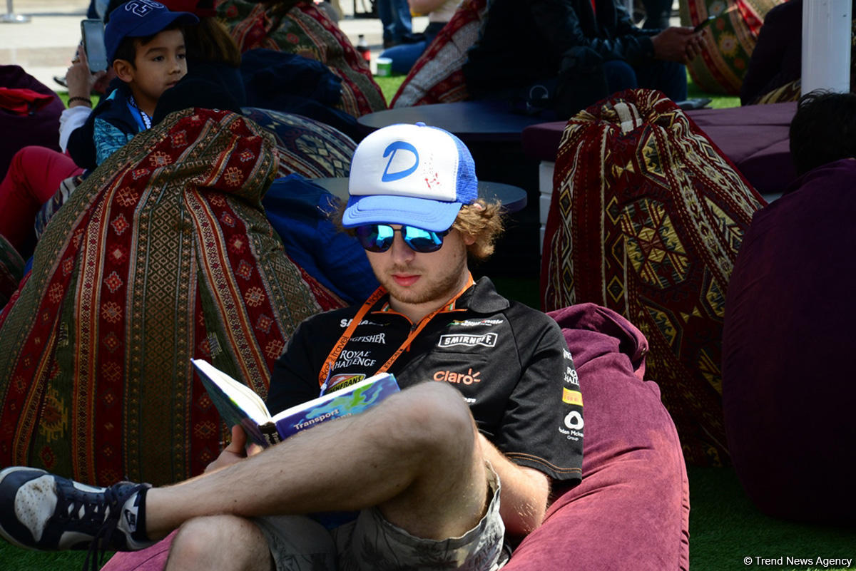 Fans of Formula 1 SOCAR Azerbaijan Grand Prix at Baku Boulevard (PHOTO)