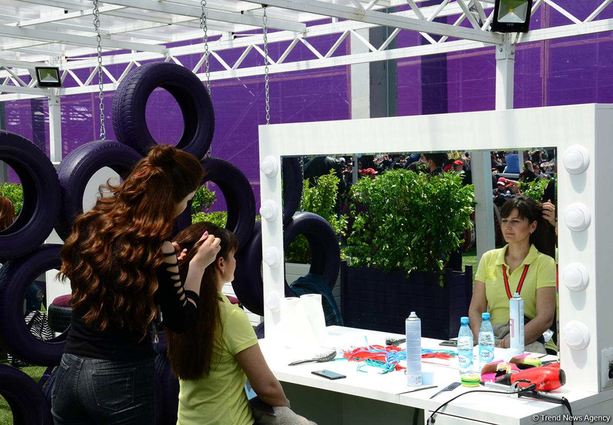 Fans of Formula 1 SOCAR Azerbaijan Grand Prix at Baku Boulevard (PHOTO)