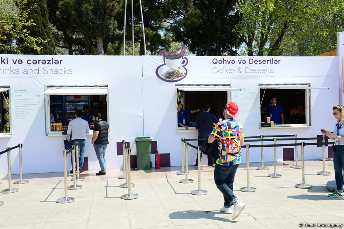Fans of Formula 1 SOCAR Azerbaijan Grand Prix at Baku Boulevard (PHOTO)
