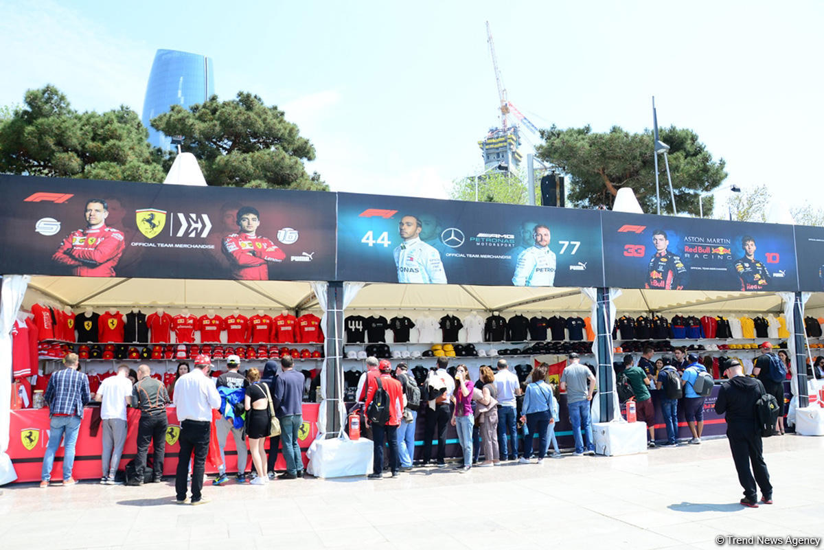 Fans of Formula 1 SOCAR Azerbaijan Grand Prix at Baku Boulevard (PHOTO)