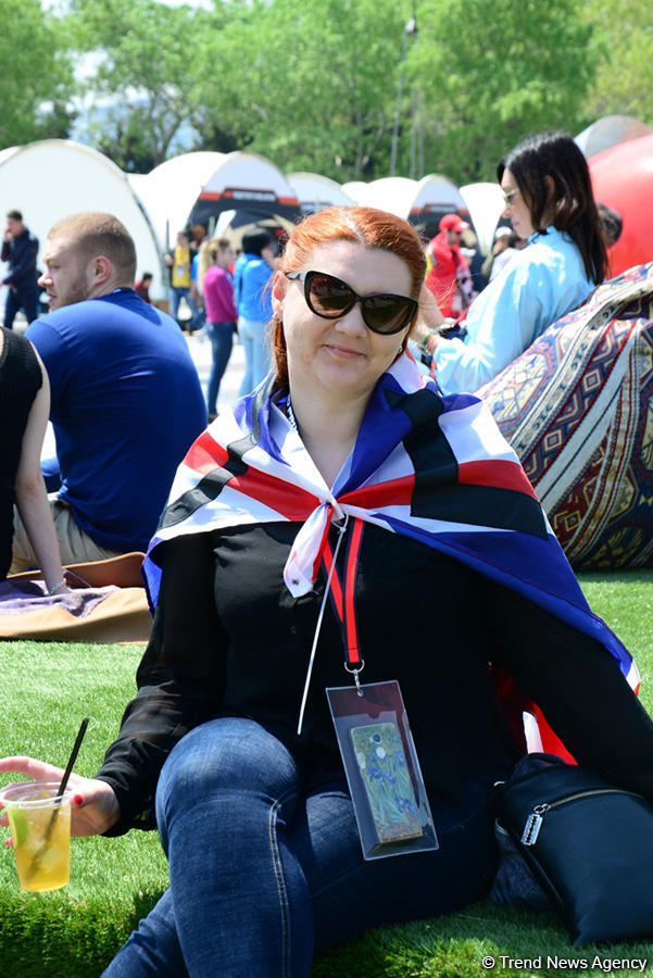 Fans of Formula 1 SOCAR Azerbaijan Grand Prix at Baku Boulevard (PHOTO)